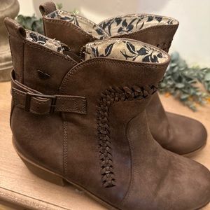 Women’s Size 8.5 Roxy boots